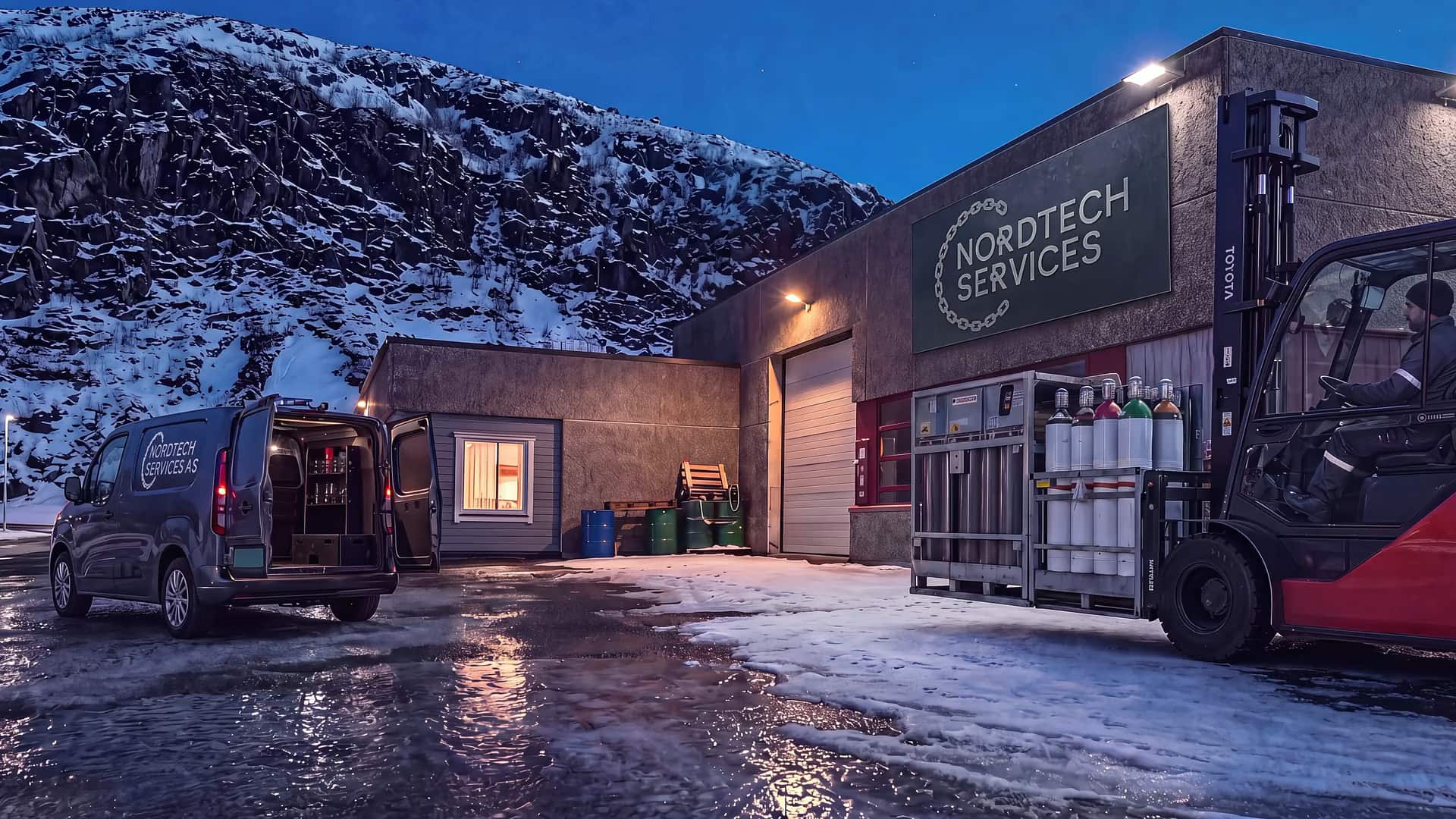Truck med gassflaskerack på gaflene foran Nordtech-bygget i blåtimen, servicebilen står klar med åpne bakdører