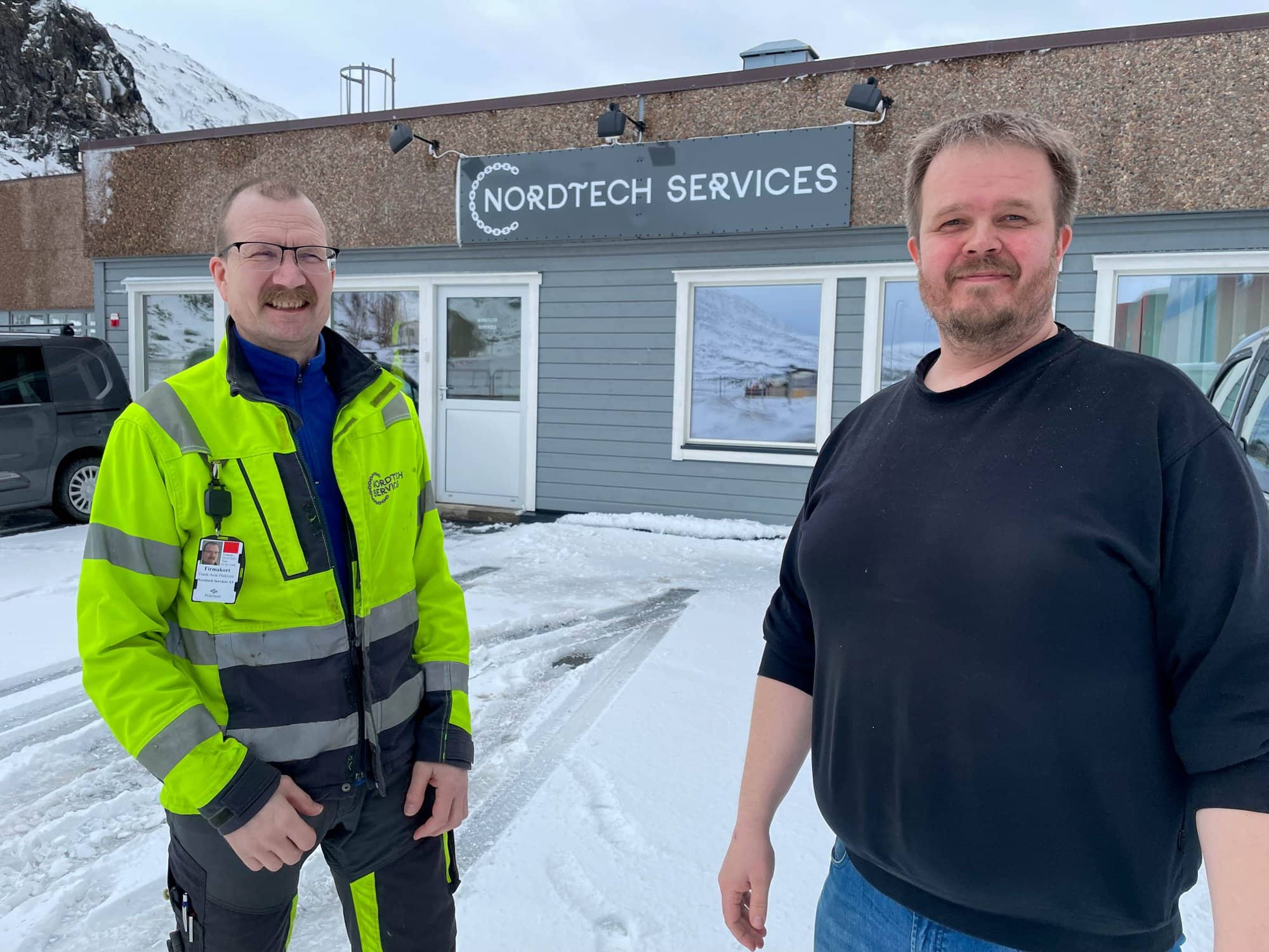 Frank Arne Pedersen og Frode Svendsen foran Nordtech Services-bygget på Leirvikhøyda i Rypefjord