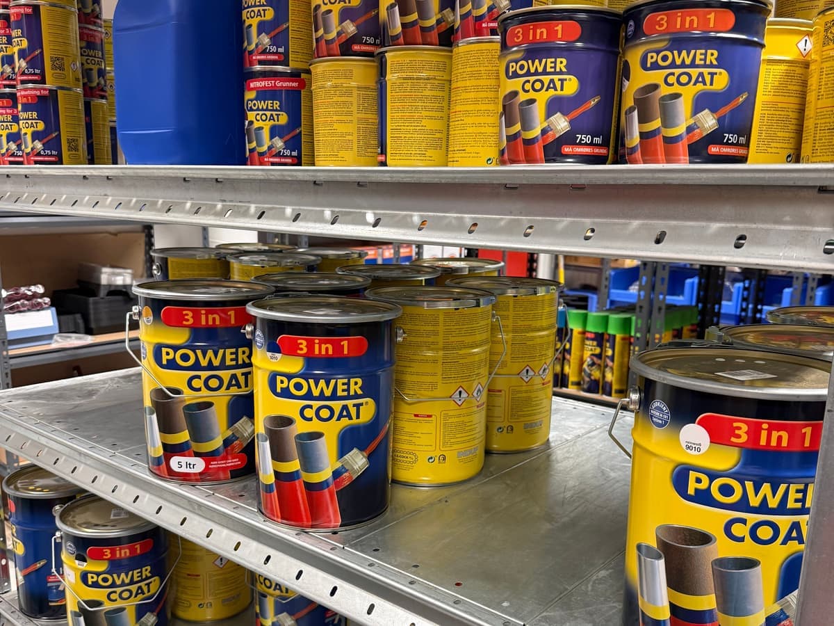 Power Coat-produkter i en hylle på lageret