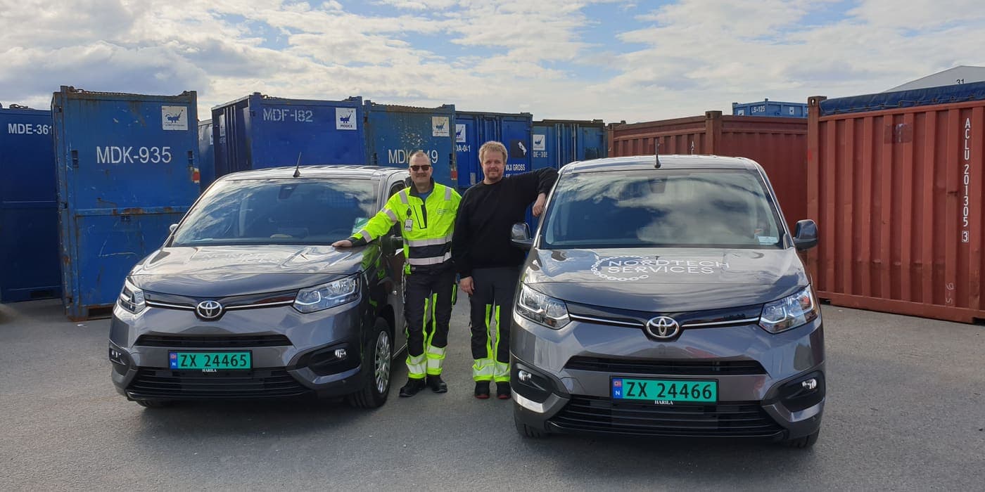 Frode og Frank Arne ved servicebilene