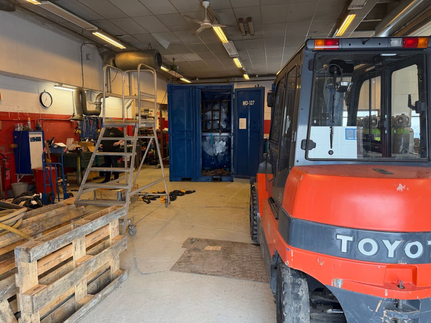 Container og stigetårn i verkstedet