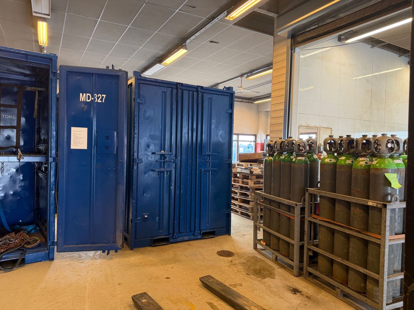 Containere inne i hallen