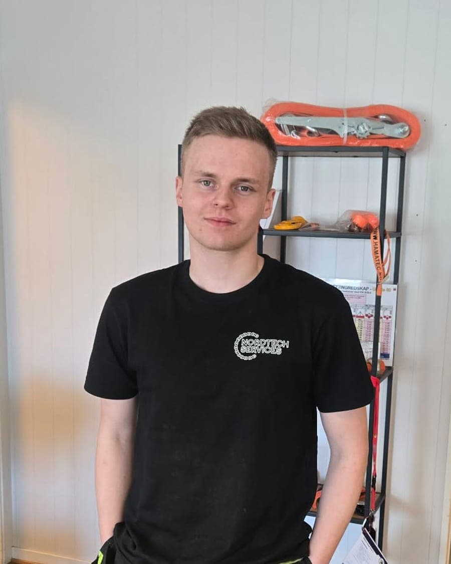 Bjørn Erik Olsen i Nordtech-T-skjorte i butikklokalet