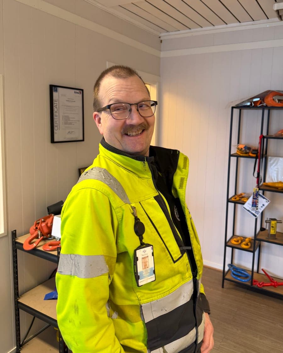Frank Arne Pedersen i Nordtech-arbeidsjakke i butikken