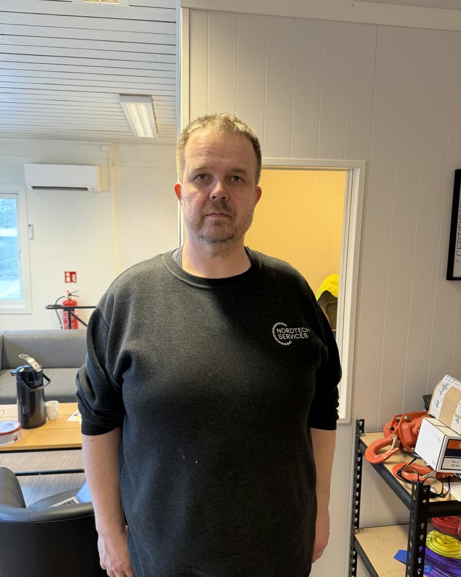 Frode Svendsen i Nordtech-genser på kontoret