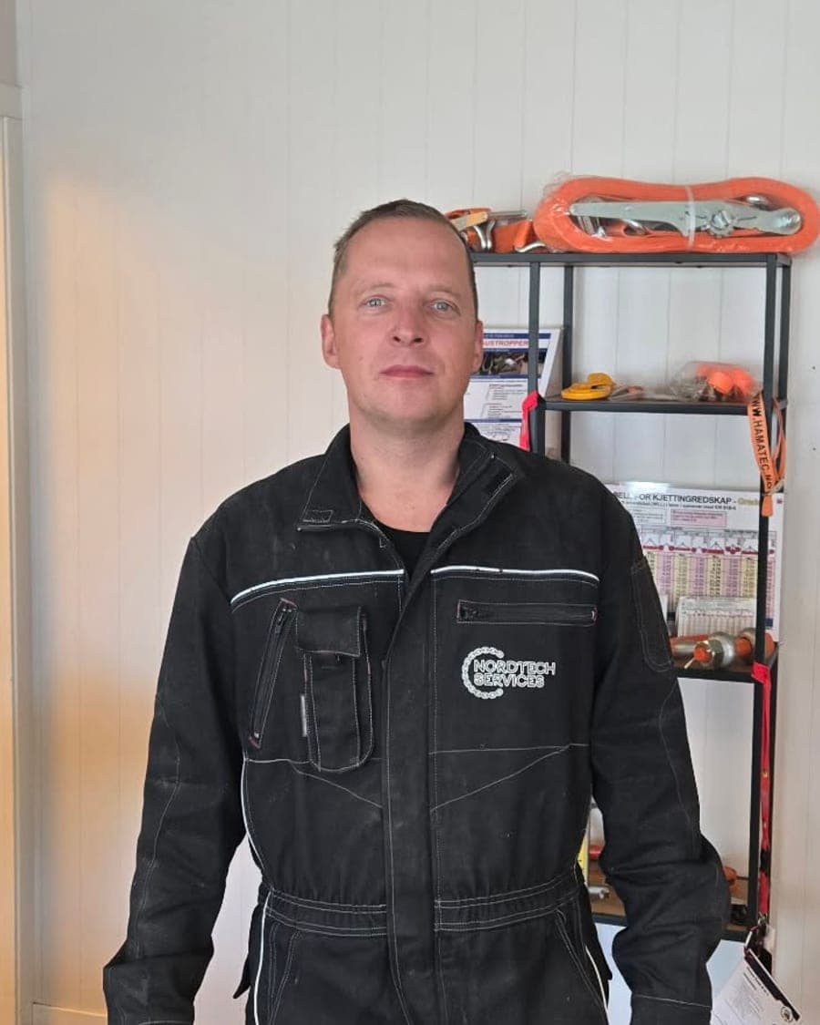 Rafal Sebastian Bajstak i Nordtech-kjeledress i butikklokalet