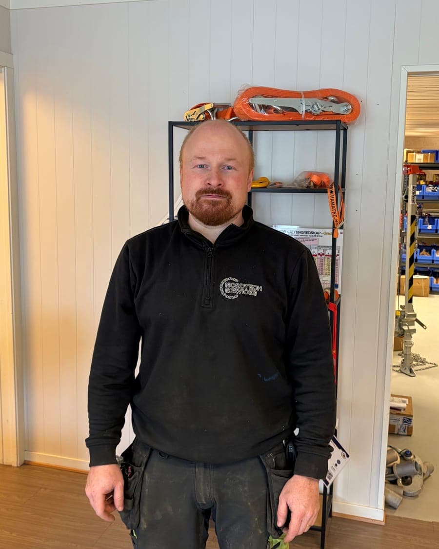 Ruben Lauritsen i Nordtech-genser i butikklokalet